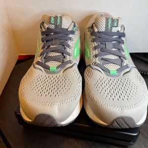 Brooks Ariel 20, size 9.5, pre owned condition